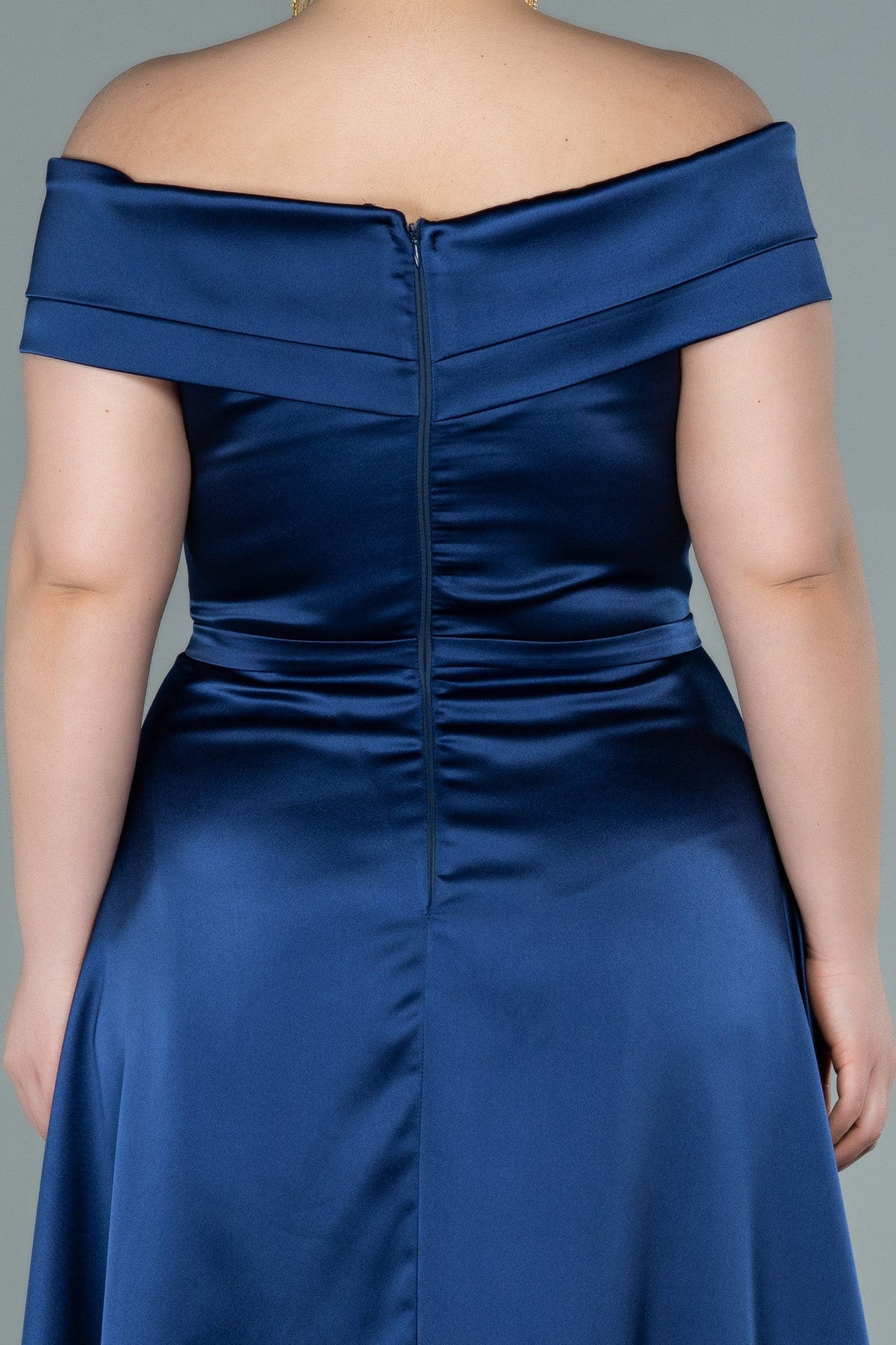 Sukienka wieczorowa | satynowa, dekolt V
