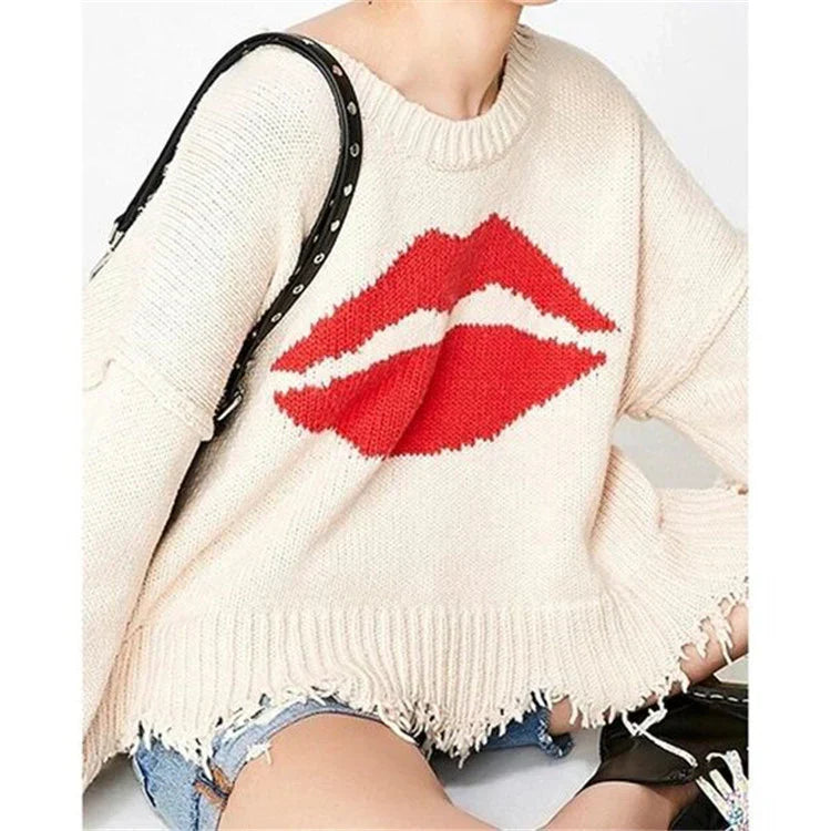 Damski sweter – Oversized krój – Grube dzianie – Wzór ust – Frędzlowy dół – Krótki model
