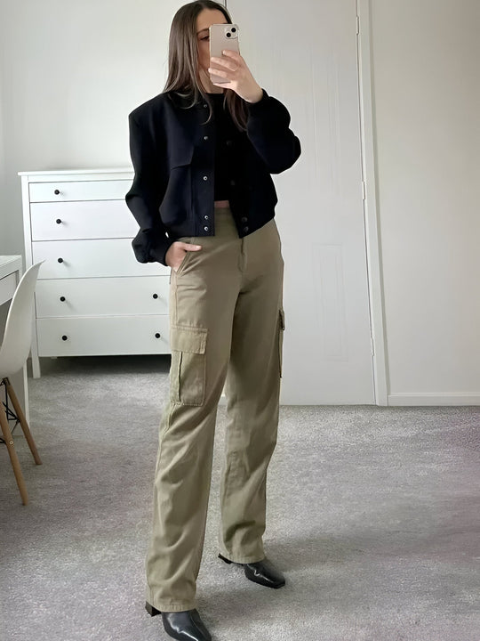 Krótkia Kurtka Varsity Damska | Guziki i Żebrowany Kołnierz | Sportowy i Modny Styl | Casual