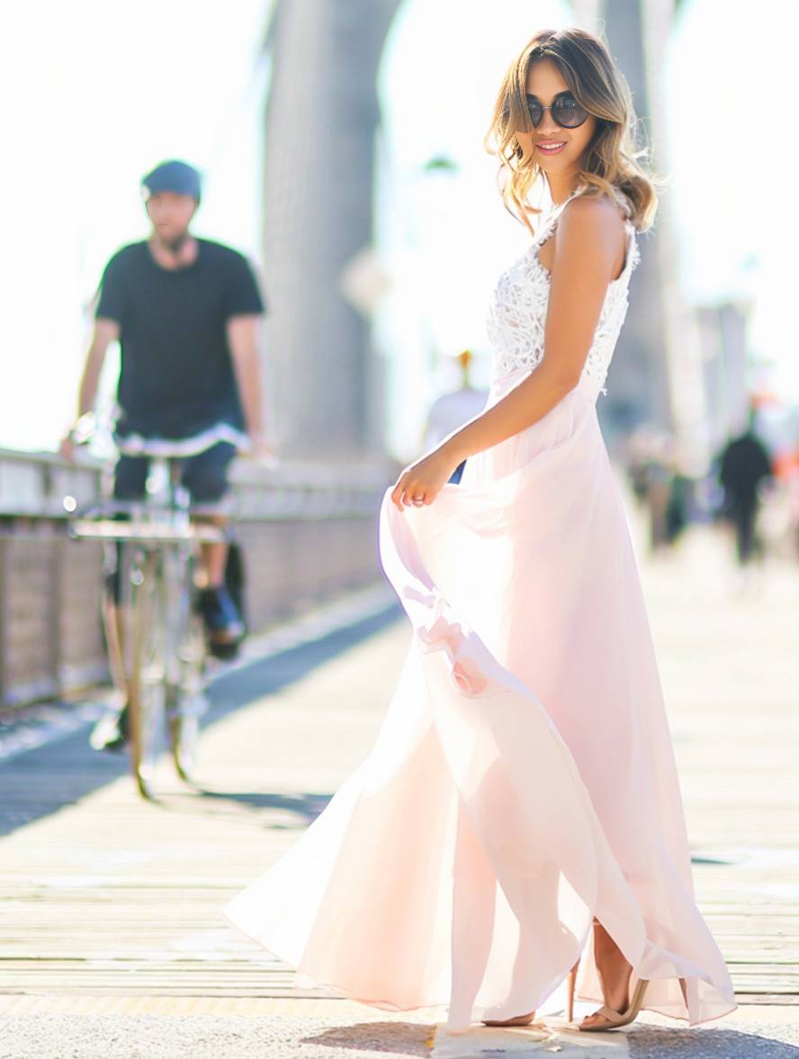 Kobieta | Długa Sukienka Różowa | Dekolt w Serek | Koronkowe Detale | Styl Elegancki i Romantyczny