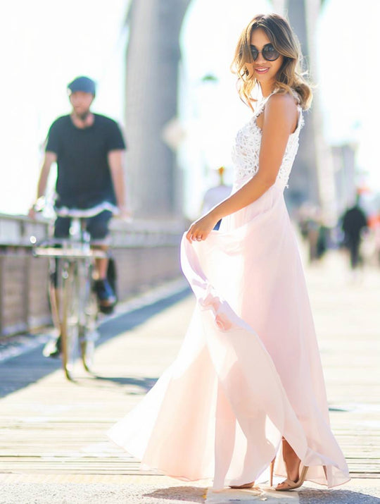 Kobieta | Długa Sukienka Różowa | Dekolt w Serek | Koronkowe Detale | Styl Elegancki i Romantyczny