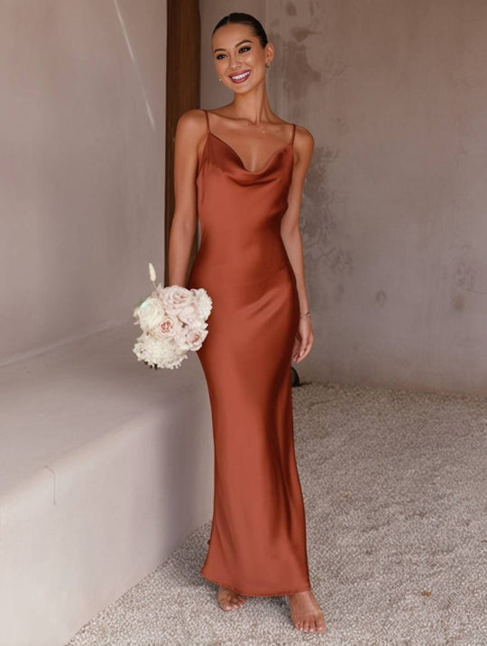 Kobieta | Satynowa Sukienka Maxi | Cienkie Ramiączka | Elegancki i Zmysłowy Styl | Wieczorowa Kreacja