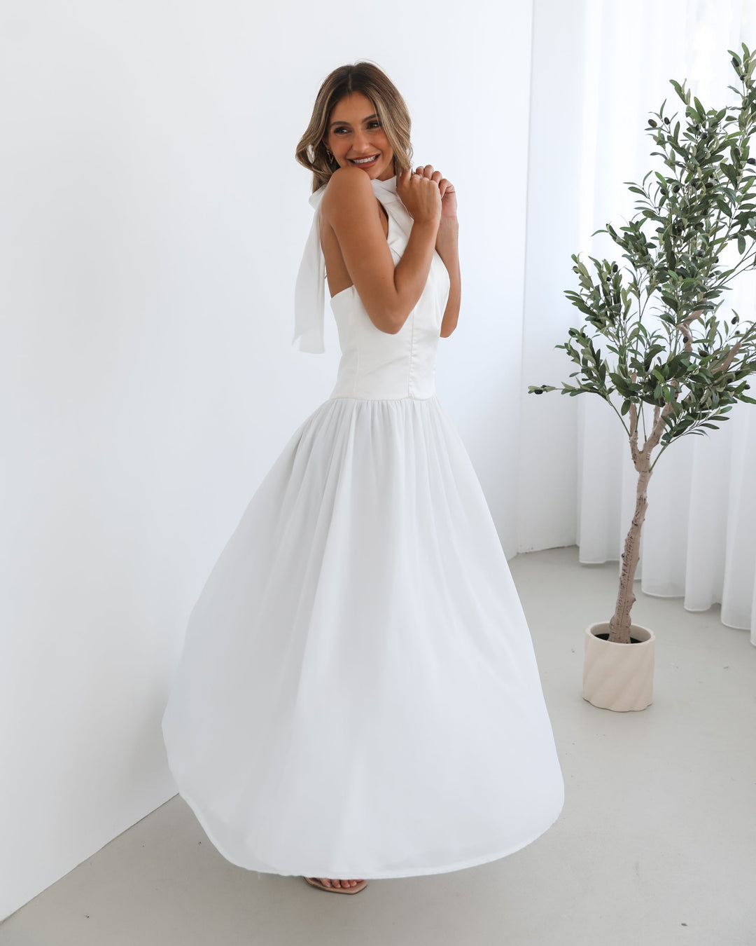 Kobieta | Sukienka Maxi | Dekolt na Szyję | Zwiewna Spódnica | Elegancki Krój