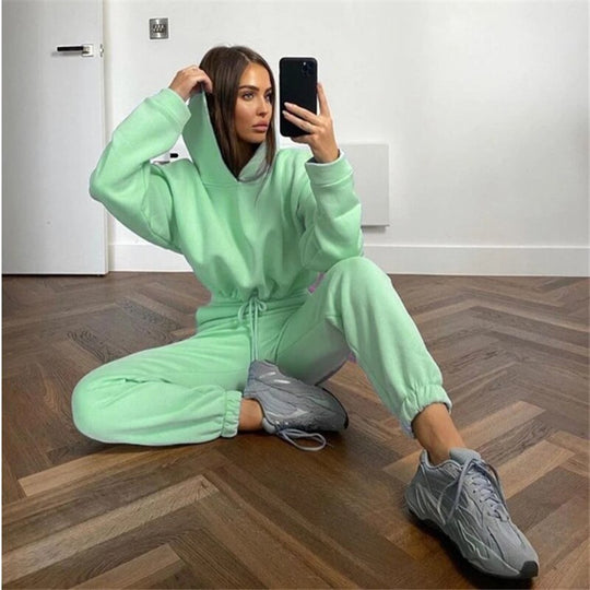 Trendy dresowy komplet damski z krótką bluzą