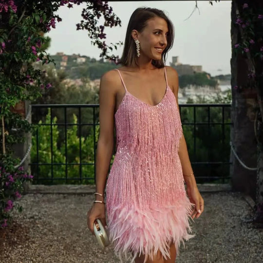 Isolde | Damska sukienka koktajlowa z frędzlami i piórami | Elegancka sukienka wieczorowa bez rękawów