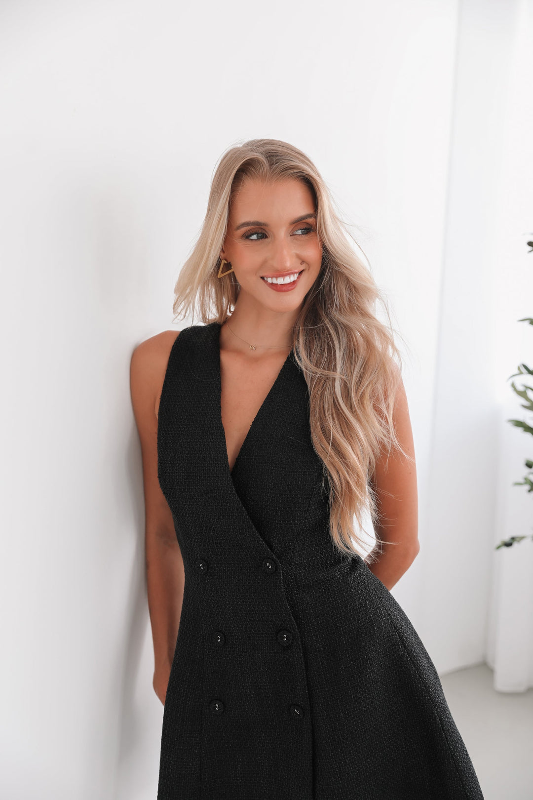 Kobieta | Sukienka Mini | Dekolt V | Guziki w Talii | Plisowana Spódnica | Styl Elegancki
