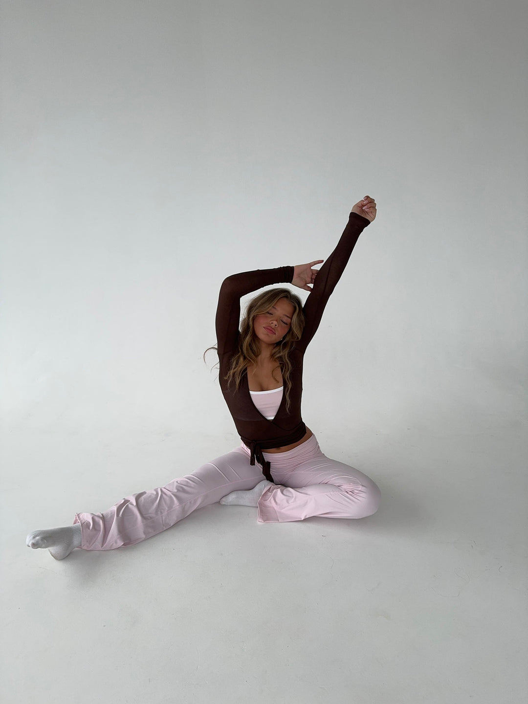 Kobieta | Bluzka Kopertowa | Tatyanna | Brązowa | Pasek w Talii | V-dekolt | All-Season