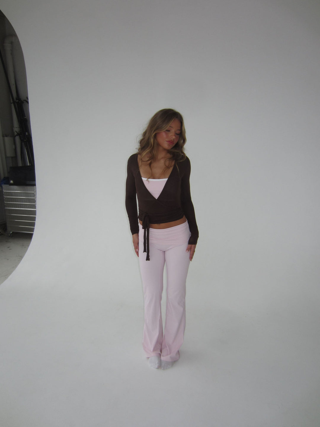 Kobieta | Bluzka Kopertowa | Tatyanna | Brązowa | Pasek w Talii | V-dekolt | All-Season