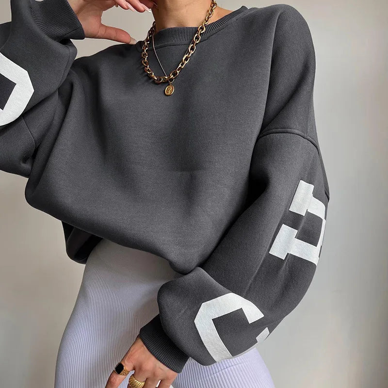 Damska Oversized Bluza – Komfortowy Krój – Okrągły Dekolt – Graficzne Rękawy – Styl Casual