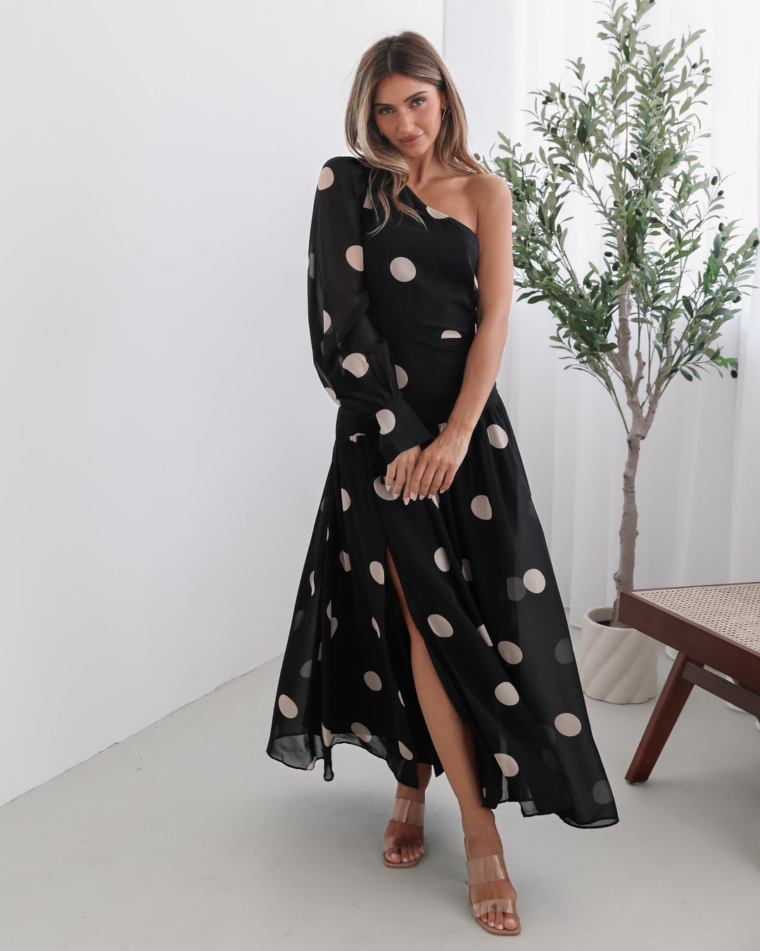 Kobieta | Sukienka Maxi | Wzór w Kropki | Dekolt na Jedno Ramię | Marszczona Talia | Styl Elegancki