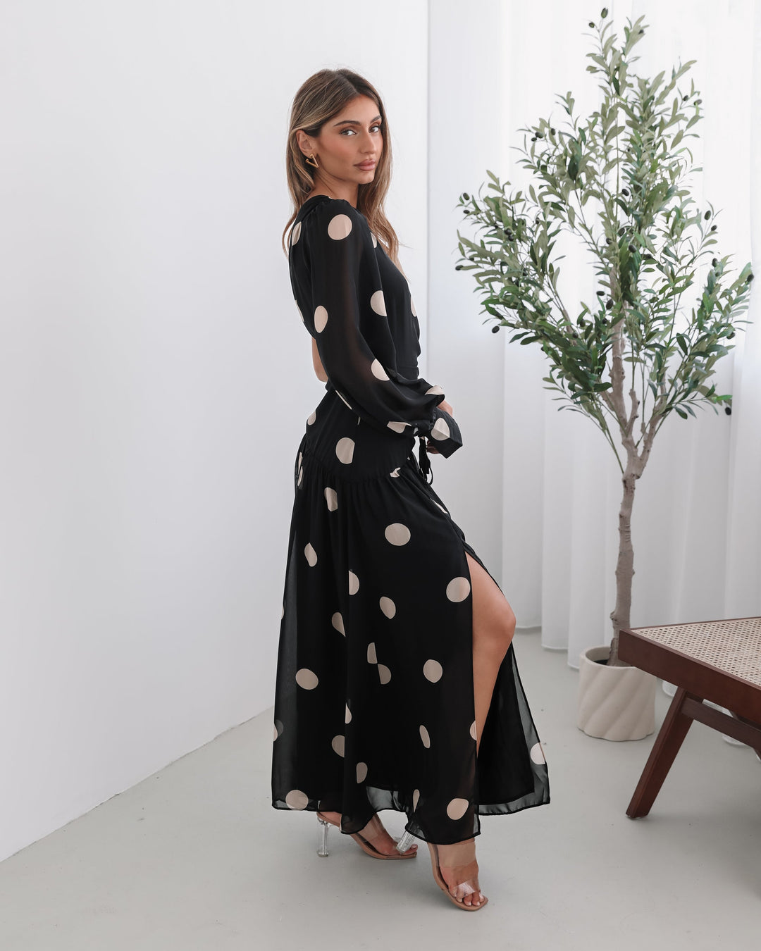 Kobieta | Sukienka Maxi | Wzór w Kropki | Dekolt na Jedno Ramię | Marszczona Talia | Styl Elegancki