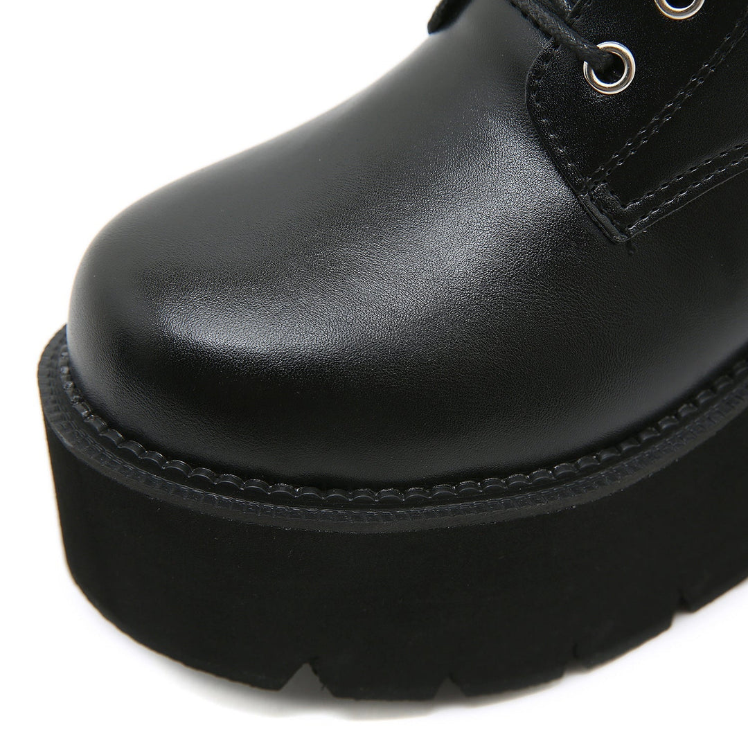 Czarne botki na wysokim obcasie w stylu Martens