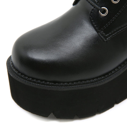 Czarne botki na wysokim obcasie w stylu Martens
