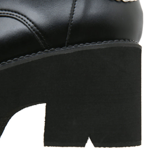 Czarne botki na wysokim obcasie w stylu Martens