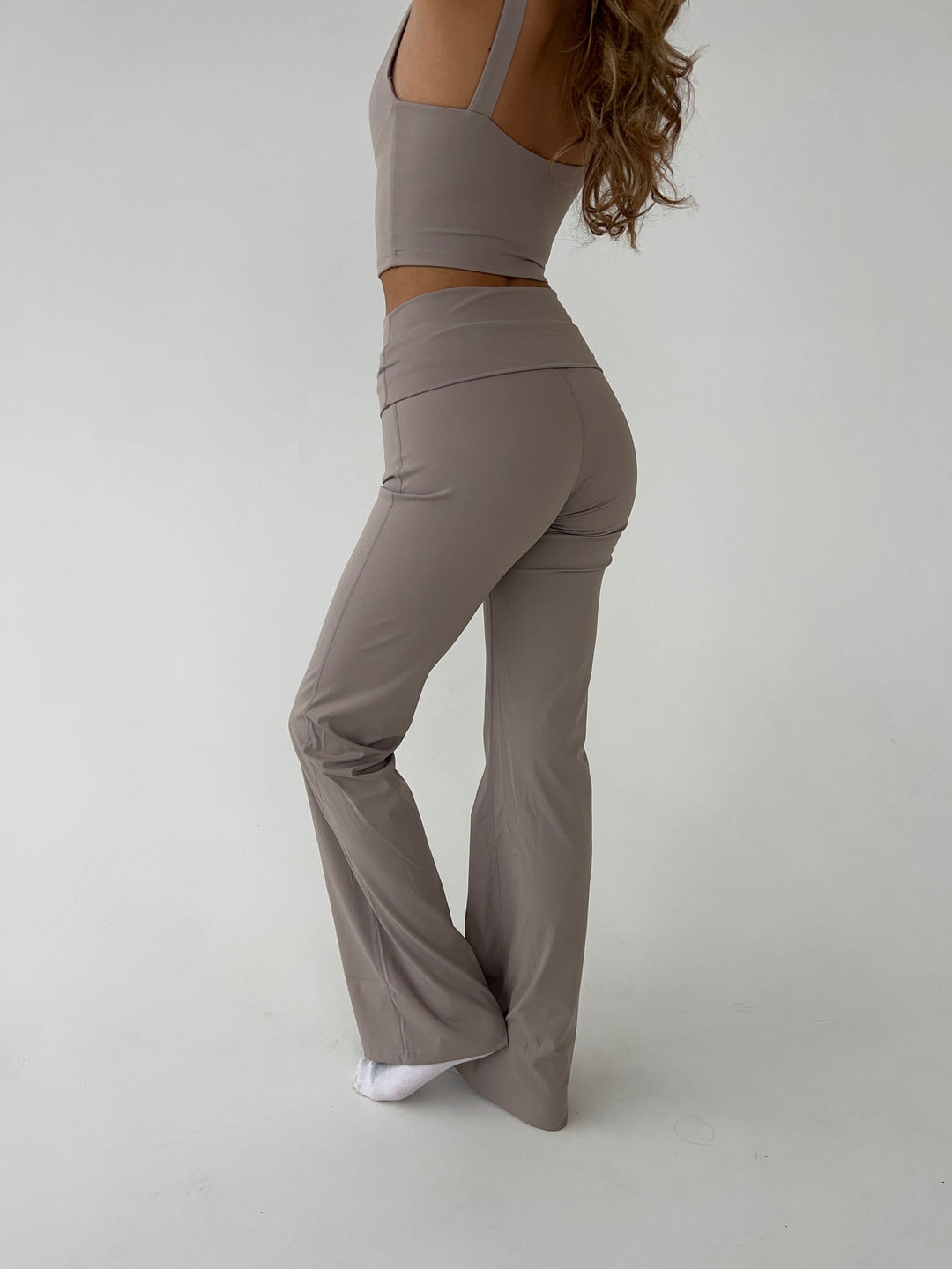 Hallie | Komplet Dwu-częściowy | Crop Top | Flared Legging | Wysoka Talia | Ribbed | Damski