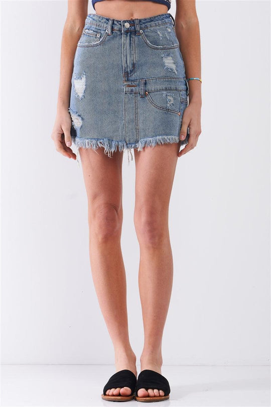 Spódnica mini z denimu w średnim niebieskim kolorze, wysoka talia, efekt postarzania, asymetryczne wykończenie, surowe brzegi