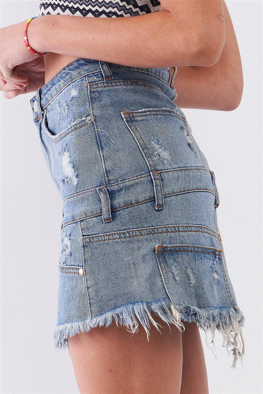 Spódnica mini z denimu w średnim niebieskim kolorze, wysoka talia, efekt postarzania, asymetryczne wykończenie, surowe brzegi