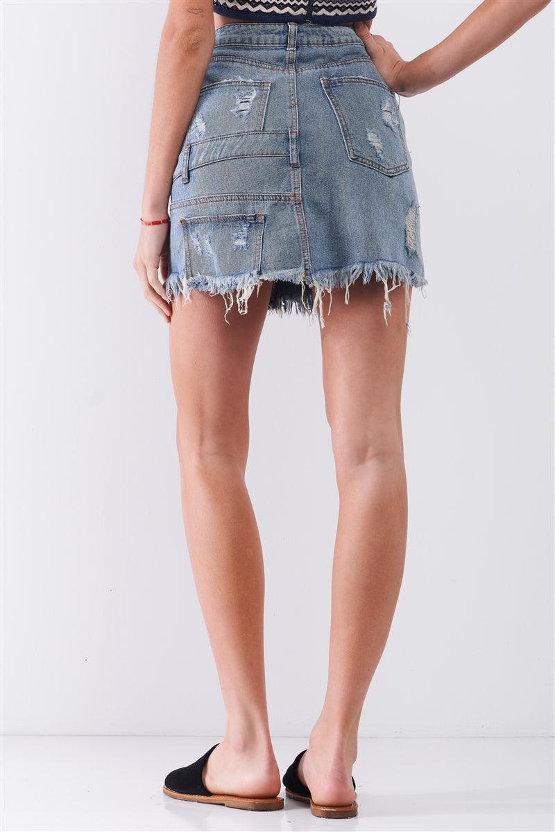 Spódnica mini z denimu w średnim niebieskim kolorze, wysoka talia, efekt postarzania, asymetryczne wykończenie, surowe brzegi